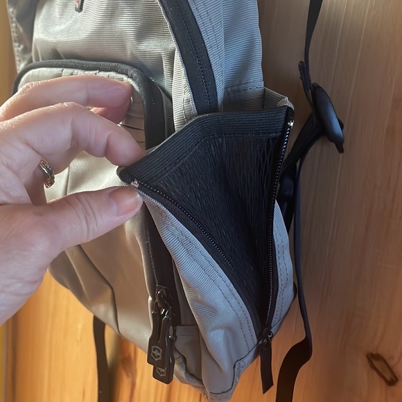 NWOT Victorinox Flex Pack 11" (Grey/Silver) - Picture 4 of 6